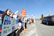 Am 1. April 2012 demonstrierten Tierschützer vor dem Connyland. (Bild: Donato Caspari)