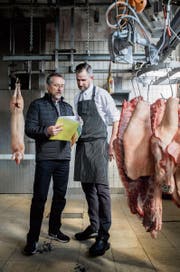 Markus Roten (links): unterwegs für die Zukunft der Schweizer Metzger. (Bild: Boris Bürgisser (Rothenburg, 14. März 2018))