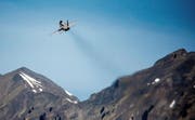 Ein F/A-18-Jet nach dem Start vom Militärflugplatz Unterbach in Meiringen. (Bild:)