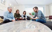 Testlauf: Axel Julius Fündeling liest vor. Gastgeber Paul Stähli, Dramaturg Eivind Haugland und Referentin Ramona Wartelsteiner hören ihm zu. (Bild: Donato Caspari)