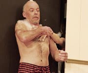 Hoppla: Plötzlich hilft eine Frauenhand unter der Dusche beim Einseifen. Szene aus dem Stück «Heuschrecke-Kongress». (Bild: Christof Lampart)