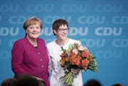 Angela Merkel und die frisch gewählte CDU-Generalsekretärin Annegret Kramp-Karrenbauer. (Bild: Sean Gallup/Getty (Berlin, 26. Februar 2018))