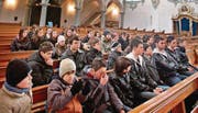 Ungewohnt:: Moslemische Jugendliche in der katholischen Kirche. (Bild: sst)