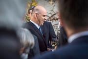 Wer einmal mit Bundespräsident Alain Berset oder einem anderen Bundesrat oder einer Bundesrätin anstossen möchte, hat am 28. März auf dem St.Galler Klosterplatz Gelegenheit. (Bild: Reto Martin/Archiv)
