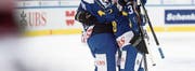 Die Gastgeber feiern das 4:0 durch Brandon Buck (links). (Bild: Gian Ehrenzeller/KEY)