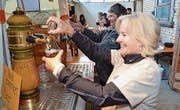 Die Helfer haben am Riethof-Fest fleissig Bier ausgeschenkt: Rund 350 Liter wurden konsumiert. (Bild: Christoph Heer)
