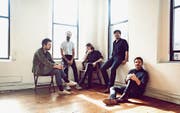 Fleet Foxes haben Erfolg, gerade weil sie sich nicht den Stildiktaten der Trends unterwerfen. (Bild: Shawn Brackbill)