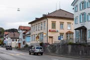 Das Gebäude mit dem Spar-Laden muss mittelfristig umfassend erneuert werden. (Bild: Jesko Calderara)