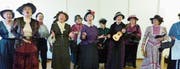 Elegant gekleidete Landfrauen singen aus voller Kehle (Bild: Marlies Kunz)