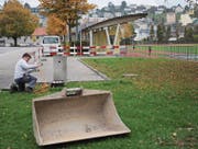 Während die Arbeiten für den neuen Mehrzweckpavillon begonnen haben, geht auf dem Sportplatz der normale Betrieb weiter. (Bild: PAG)