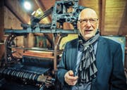 Autor Ernst Trachsler im Ortsmuseum Wängi vor einem über hundertjährigen Webautomaten aus Rüti. (Bild: Olaf Kühne)