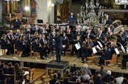 Die über 50 Mitglieder des Musikvereins Weinfelden begeisterten ihr Publikum in der vollbesetzten Kirche. (Bild: Monika Wick)