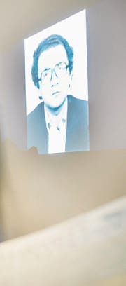 An einer Medienkonferenz projiziert der Kanton ein Bild von Walter Enggist auf eine Leinwand. (Bild: Andrea Stalder (25. November 2016))