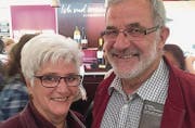 Frieda und Willi Rohner aus Heiden gönnen sich einige gemütliche Stunden in der Degustationshalle.