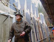 Im Zeigergraben: Zeigerchef Gion Kreis dreht die alten Olympiascheiben aus dem Schussfeld. (Bild: Gudrun Enders)