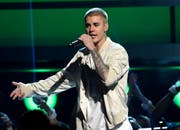 Justin Bieber, hier auf einer Aufnahme vom 3. Juni in Las Vegas, weiss, wo es schön ist: Er geniesst vor seinem Konzert vom Donnerstag in Bern offenbar etwas Freizeit in der Ostschweizer Bergwelt. (Bild: Keystone)