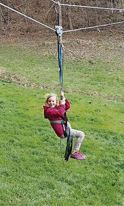 Eine Besucherin der Kindertage vergnügt sich am Seil. (Bild: pd)