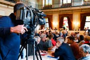 TV-Kameras waren bislang im Grossen Rat nur in Ausnahmefällen zu sehen (hier bei der Debatte um das Frühfranzösisch). Das ändert sich nun. (Bild: WALTER BIERI (KEYSTONE))