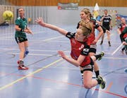 Selina Weidmann vom HSC Kreuzlingen (rot) bei einem Sprungwurf. Sie traf in diesem Spiel gegen Brühl viermal. (Bild: Mario Gaccioli)