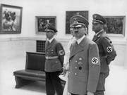 Als Kunstliebhaber setzte Hitler sich gern in Szene: Hier 1939 mit Propagandaminister Joseph Goebbels (links) bei der Eröffnung der Grossen Deutschen Kunstausstellung. (Bild: ky/Scherl)