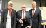 Martin Ammann und Monika Göldi verabschieden Verwaltungsrat Werner Göldi (Mitte) aus dem Gremium. (Bild: Hansruedi Rohrer)