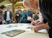 Nach den statuarischen Geschäften: Vereinsmitglieder bemalen kleine Quadrate für ein Bildschule-Frauenfeld-Kunstwerk. (Bild: Mathias Frei)
