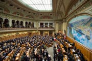 Sicht in den Nationalratssaal während den Bundesratswahlen im Dezember 2015. (Bild: PETER SCHNEIDER (KEYSTONE))