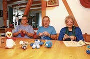 Unermüdlich stricken und häkeln Elsbeth und Bruno Mercoli aus Sevelen sowie Hildegard Kaiser-Stücheli aus Gams (von links) «Tröschterli» für Kinder. (Bild: Corinne Hanselmann)
