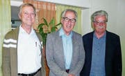 Das neugewählte Vorstandsmitglied Urs Steppacher mit Präsident Peter Pauli und dem abtretenden Aktuar Hansruedi Brüni. (Bild: PD)