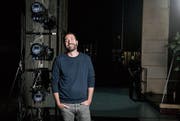 Schaut zuversichtlich auf die nächsten Spielzeiten: Jonas Knecht mitten in der Bühnentechnik des Theaters St. Gallen. (Bild: Benjamin Manser)