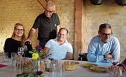 Winzer Markus Frei füllt die Gläser seiner Gäste. (Bild: Evi Biedermann)