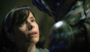Sally Hawkins in der Rolle der stummen Putzfrau Elisa, die sich mit dem gefangenen Fischwesen befreundet. (Bild: 20th Century Fox)