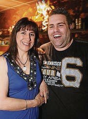 Stephanie Haberthür und DJ Miguel strahlen.
