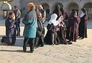 Nonnen beten in Norcia um göttlichen Beistand, während Rettungskräfte eine Frau im Rollstuhl in der umbrischen Kleinstadt in Sicherheit bringen. Vom Erdbeben besonders schwer getroffen wurde erneut die Stadt Amatrice (oben links). Nach den Zerstörungen vom 24. August stürzten nun zahlreiche weitere Häuser ein. (Bilder: AP, EPA)