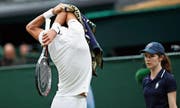 Der Serbe Novak Djokovic spielte über Monate hinweg unter Schmerzmitteln – nun pausiert er. (Bild: Tim Clayton/Getty (London, 11. Juli 2017))