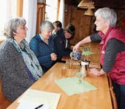 Most-Galeristin Elisabeth Stäheli schenkt Apfelsaft aus. (Bild: Hedy Züger)