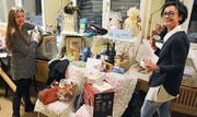 Vorbereitungen laufen: Die Lottoabend-Organisatorinnen Esther Forster und Angelika Schessni mit dem reichhaltigen Gabentisch. (Bild: Mathias Frei)