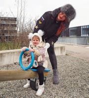 Zwei, die auch bei Minusgraden gerne an die frische Luft gehen: Yana Koroleva und Tochter Milana. (Bilder: Angelina Donati)