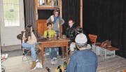 Conni Stüssi schaut den Jugendlichen beim Proben zu. In der Komturei-Beiz spielt die erste Szene des Theaterstücks. (Bilder: Simon Roth)
