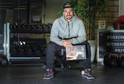 Gregory Dzemaili freut sich über sein kürzlich veröffentlichtes Buch. (Bild: Andrea Stalder)