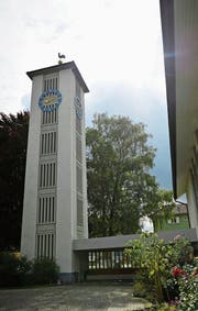 Der evangelische Kirchturm wurde 1954 erbaut. Am Montag starten die Sanierungsarbeiten. (Bild: Jil Lohse)