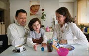 Caroline und Marco Ubieto versuchen ihrer Tochter Vivian das Essen schmackhaft zu machen. (Bild: Ralph Ribi)