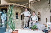 Ton in Ton: Der ehemalige Verwaltungsratspräsident Paul Scheiwiller und Zoodirektor Ernst Federer (rechts) vor der Rundhütte im neuen Savannenhaus. Die Hütte wird künftig dem Wüstenfuchs als Stall dienen. (Bild: Jil Lohse)