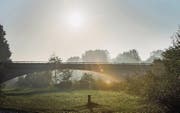 Das klassische Herbstbild mit dichten Nebelschwaden lichtet sich – wie hier bei der Thurbrücke bei Warth. (Bild: Andrea Stalder)