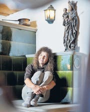 «Der Gedanke, dass der <Chachelofen> erlöscht, macht mir zu schaffen», sagt Nelli Schönenberger. (Bild: Martina Basista)