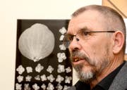 Sepp Köppel stellt in der Rathaus-Galerie in Frümsen aus, hier Hortensienblüten in einer Dunkelkammerarbeit. (Bild: Hansruedi Rohrer)