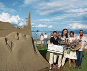 Die glücklichen Sieger: Karlis Ile und Maija Puncule (Mitte) aus Lettland.
