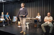 Die fünf Schauspielerinnen und Schauspieler der Fabriggli-Eigenproduktion arbeiten am Feinschliff. (Bild: Ralph Ribi)