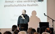 Der St. Galler Slampoet Renato Kaiser lockert den Anlass mit seinen Stand-up-Einlagen auf. (Bild: Simon Roth)