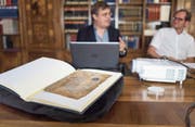 Fragment-Forscher William O. Duba von der Universität Freiburg und Stiftsbibliothekar Cornel Dora (rechts) stellen in der Stiftsbibliothek St. Gallen die digitale Plattform «Fragmentarium» vor, die heute eröffnet wird. (Bild: Michel Canonica)